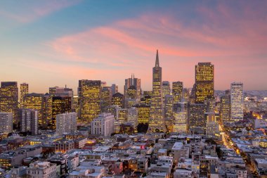 San Francisco şehir merkezindeki güzel iş merkezi manzarası gün batımında.