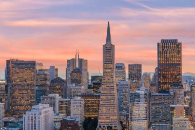 San Francisco şehir merkezindeki güzel iş merkezi manzarası gün batımında.