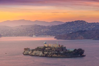 San Francisco 'daki Alcatraz Adası, ABD gün batımında