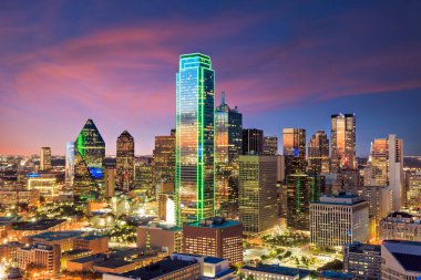 Dallas, Teksas şehri, Amerika 'da gün batımında mavi gökyüzü.