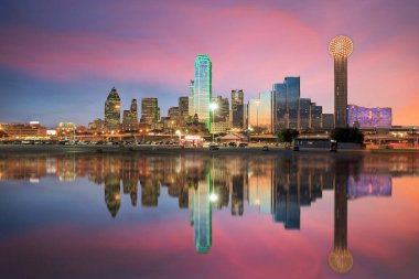 Günbatımında Dallas silueti Trinity Nehri 'ne yansıdı.