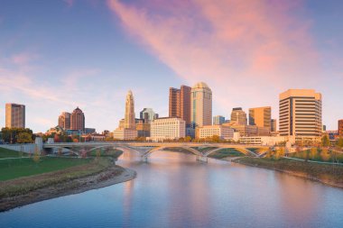 Columbus Ohio şehir merkezinin Sunset 'teki Skyline manzarası 