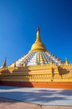 Bago, Myanmar 'da mavi gökyüzü ile Mahazadi pagoda
