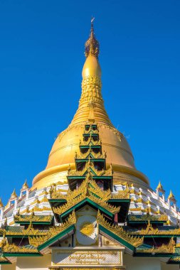 Bago, Myanmar 'da mavi gökyüzü ile Mahazadi pagoda