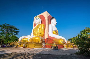 Bago, Myanmar 'daki Kyaikpun Buddha' da Buda 'nın Dört Yüzü 