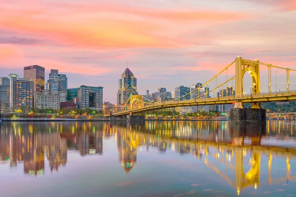 Pittsburgh Şehir Merkezinin Panoraması Alacakaranlıkta Ufuk Çizgisi — Stok fotoğraf