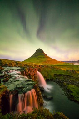 Kuzey ışığı İzlanda 'daki Kirkjufell dağının üzerinde.