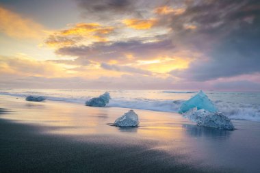 İzlanda, Jokulsarlon 'da güzel bir güneş doğuyor..