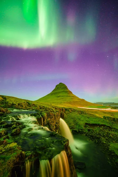 アイスランドのカークジュフェル山の北の光 — ストック写真