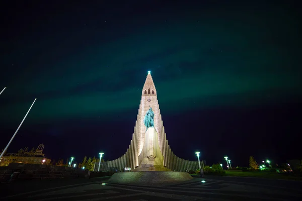Luces Boreales Brillando Sobre Iglesia Reikiavik Islandia — Foto de Stock