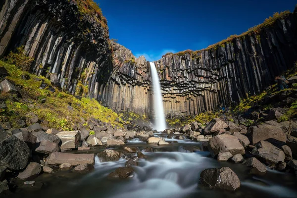 Svartifos Islandu Dramatický Vodopád Obklopený Černým Čedičovým Lávovým Šestiúhelníkem — Stock fotografie