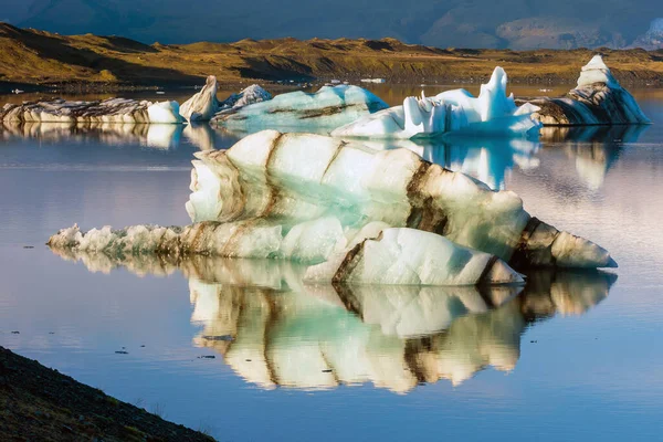 Jokulsarlon泻湖 蓝天浮冰 — 图库照片