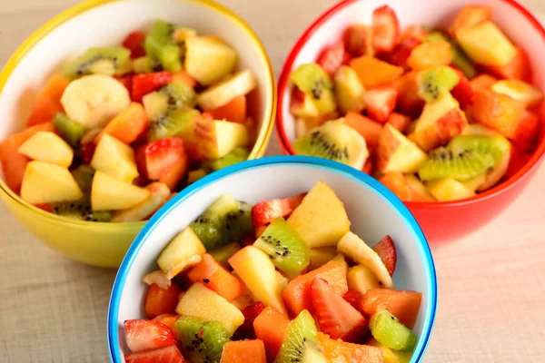 Salada Frutas Tigelas Coloridas — Fotografia de Stock