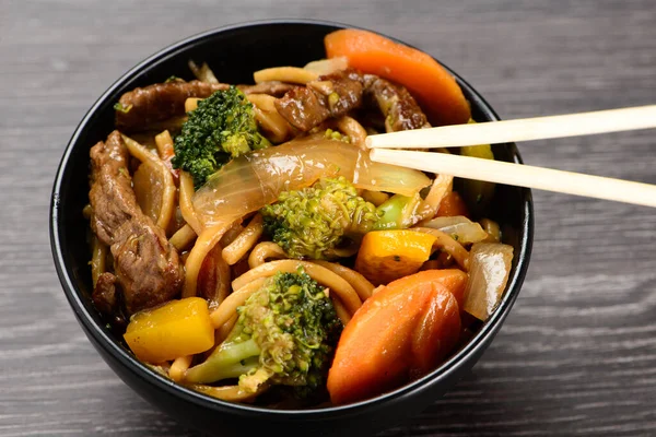 Schüssel Mit Yakisoba Und Hashi — Stockfoto