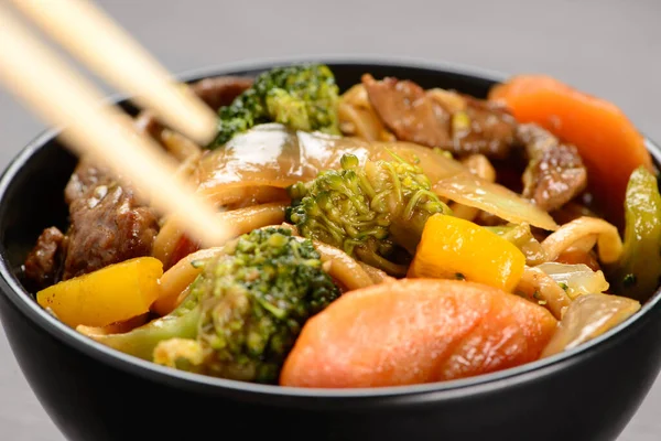 Schüssel Mit Yakisoba Und Hashi — Stockfoto