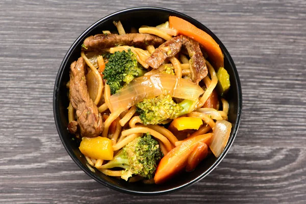 Schüssel Mit Yakisoba Auf Dem Tisch — Stockfoto