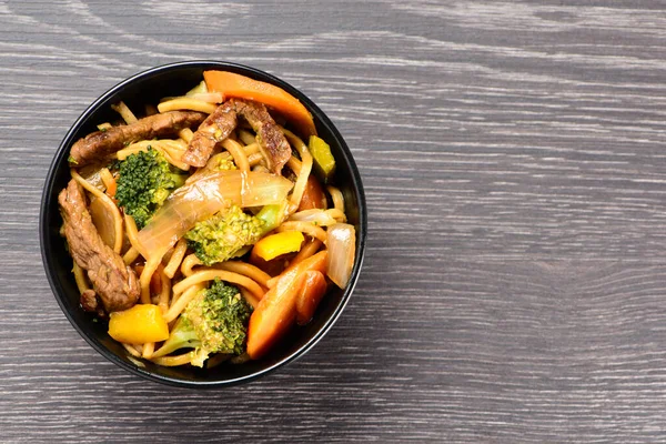 Schüssel Mit Yakisoba Auf Dem Tisch — Stockfoto