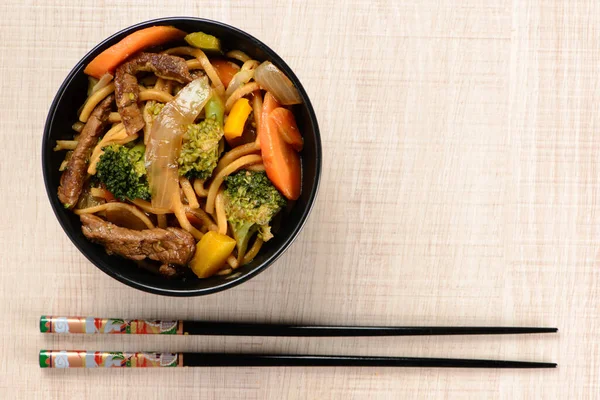 Schüssel Mit Yakisoba Und Hashi — Stockfoto