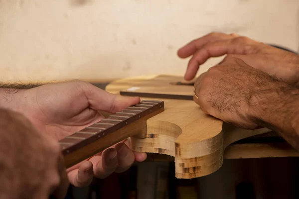 Luthier Travaillant Dans Son Atelier — Photo