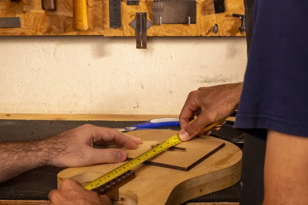 Luthier Travaillant Dans Son Atelier — Photo