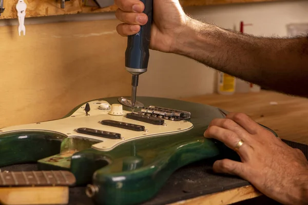 Luthier Travaille Sur Réparation Une Guitare — Photo