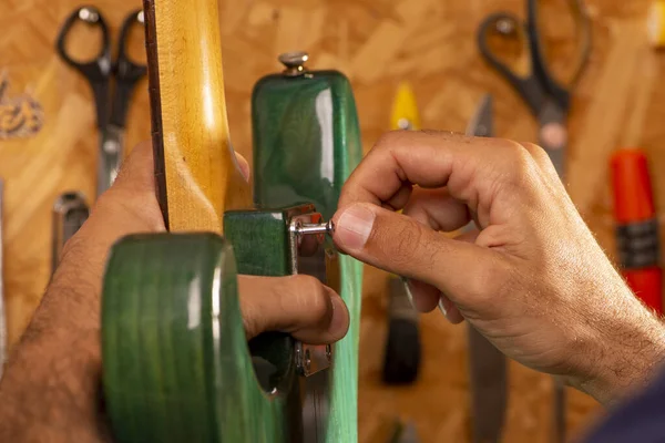 Luthier Travaille Sur Réparation Une Guitare — Photo