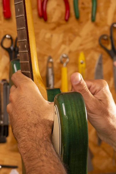 Luthier Travaille Sur Réparation Une Guitare — Photo