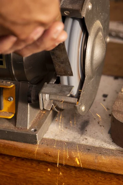 Luthier Utilisant Broyeur Pour Préparer Partie Métallique — Photo