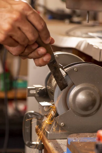 Luthier Utilisant Broyeur Pour Préparer Partie Métallique — Photo