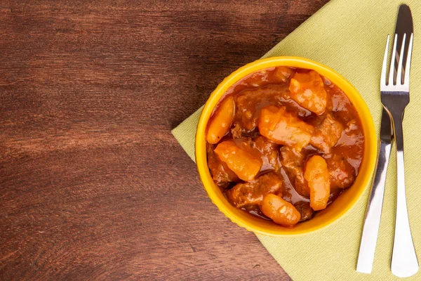 Schüssel Mit Gekochtem Maniok Und Fleisch Auf Holztisch — Stockfoto