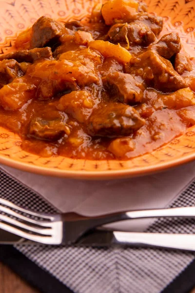 Tazón Con Yuca Cocida Carne Sobre Mesa Madera — Foto de Stock