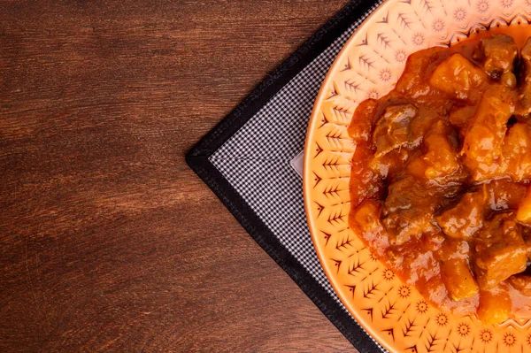 Plato Con Yuca Cocida Carne Sobre Mesa Madera —  Fotos de Stock