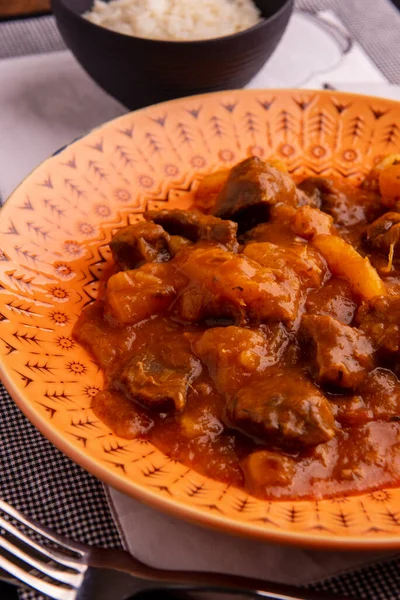 Teller Mit Gekochtem Maniok Und Fleisch Auf Holztisch — Stockfoto