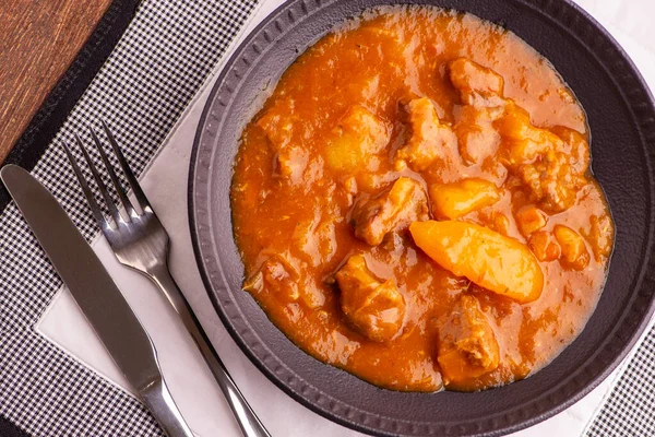 Plato Con Yuca Cocida Carne Sobre Mesa Madera — Foto de Stock