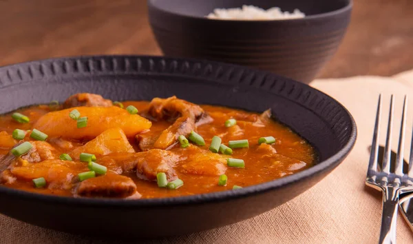 Teller Mit Gekochtem Maniok Und Fleisch Auf Holztisch — Stockfoto