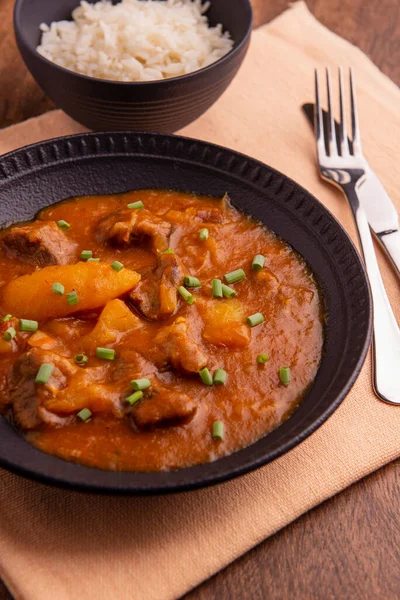 Teller Mit Gekochtem Maniok Und Fleisch Auf Holztisch — Stockfoto