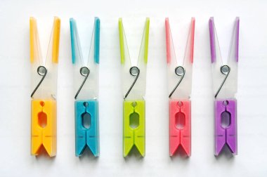 renkli ataç ve izole clothespins dönüştürün