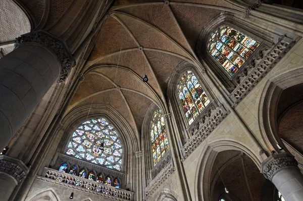 Kilise kubbe ve vitray pencereler ile iç