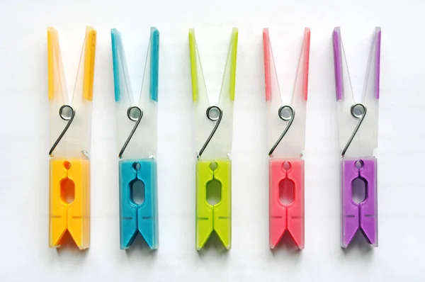 renkli ataç ve izole clothespins dönüştürün