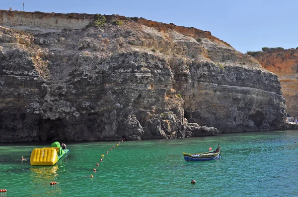 Bay Malta Adası kayalar ve turkuaz deniz ve insanlarla oynamak