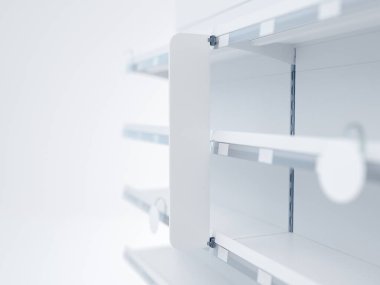 Süpermarket raflarına odaklanan durdurucunun 3 boyutlu görüntüsü sendeleyiciler, raf konuşmacıları, fiyat etiketleri ve raf bantları için yer