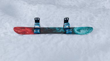 Beyaz kar arka planında kalan soyut resim ve bağlayıcılarla snowboard 'un 3 boyutlu görüntüsü