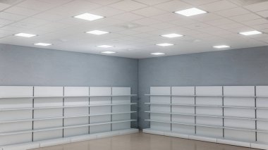 Ucuz süpermarkette iç mekanın 3 boyutlu görüntüsü. İki sıra market rafı.