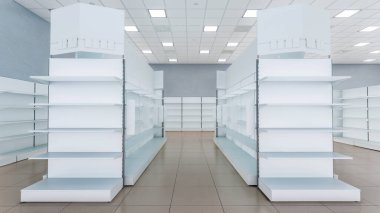 Ucuz indirimli süpermarketin içinde üst, alt reklam kutusu ve durduruculu iki sıra market raflarının 3 boyutlu ön görüntüsü