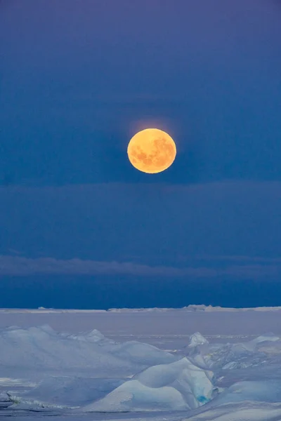南极的超级月球景观 南极洲的满月 — 图库照片