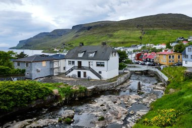 Faroe Adaları 'ndaki Vagar adasındaki Sorvagur köyü.