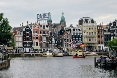Amsterdam kanalları ve tipik evler, tekneler ve bisikletler, Hollanda, Hollanda