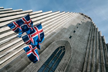 Hallgrimskirkja Kilisesi Reykjavik, İzlanda 'da bayrak sallıyor.