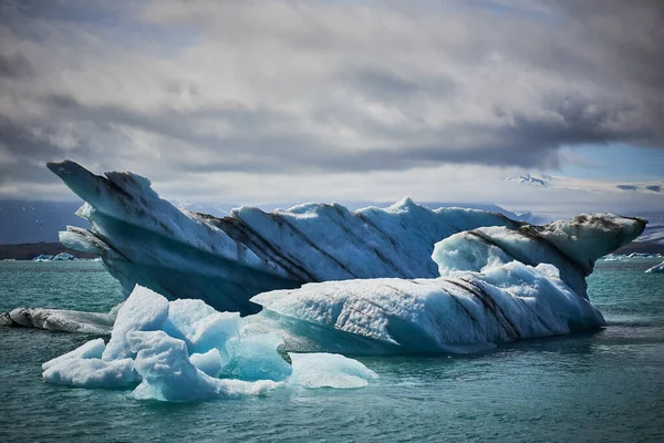 冰岛Jokulsarlon湖中美丽的蓝色冰山 — 图库照片