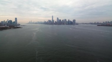 Bulutlu bir günde güzel Manhattan şehrinin hava görüntüleri.